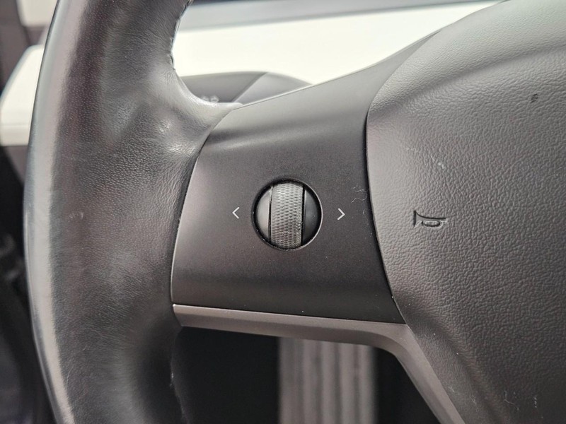 Tesla Model 3 Vehicle Full-screen Gallery Image 13