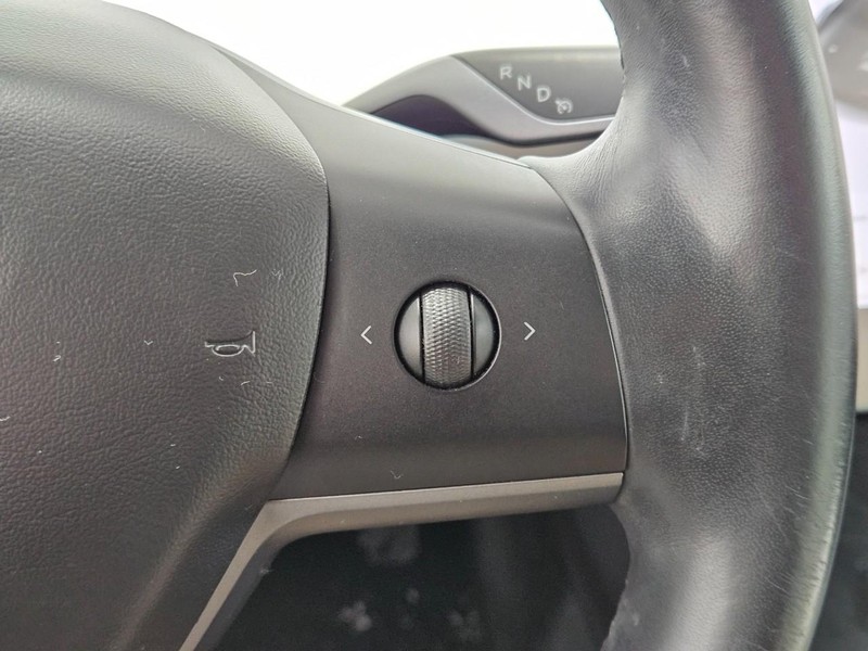 Tesla Model 3 Vehicle Full-screen Gallery Image 14