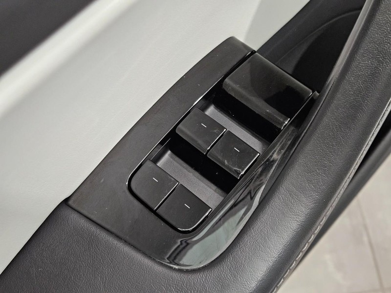 Tesla Model 3 Vehicle Full-screen Gallery Image 18