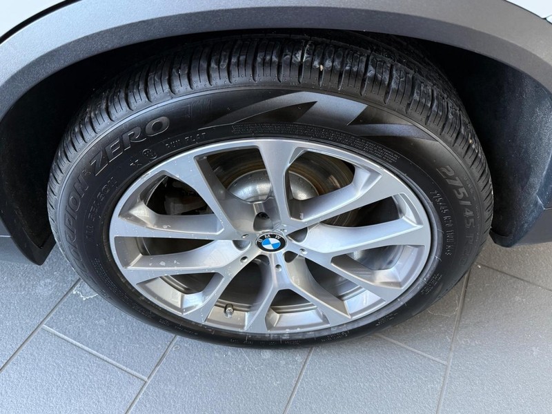 BMW X5 Vehicle Full-screen Gallery Image 6