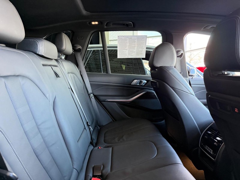 BMW X5 Vehicle Full-screen Gallery Image 8