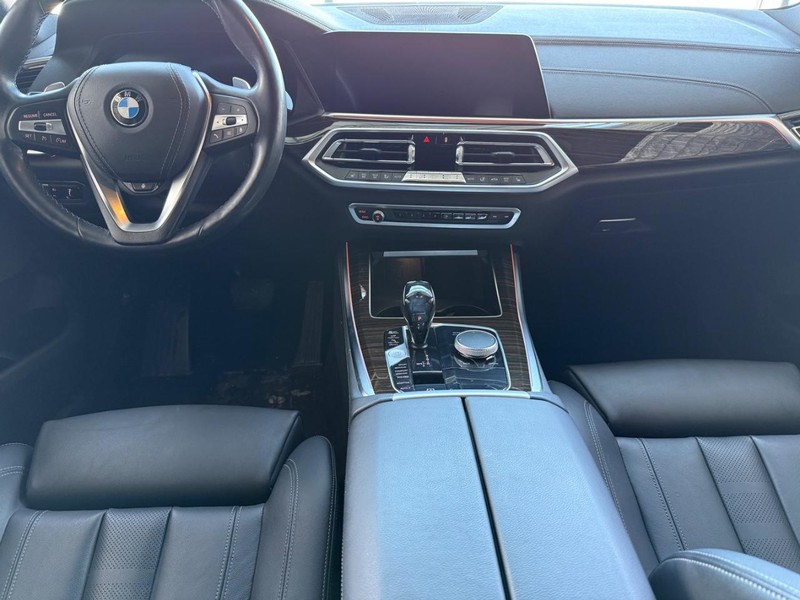 BMW X5 Vehicle Full-screen Gallery Image 9