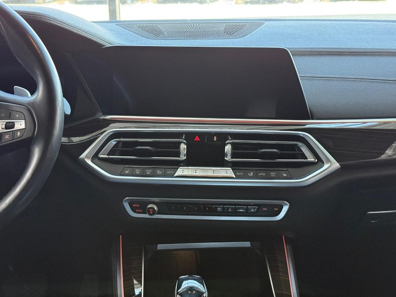 BMW X5 Vehicle Full-screen Gallery Image 10