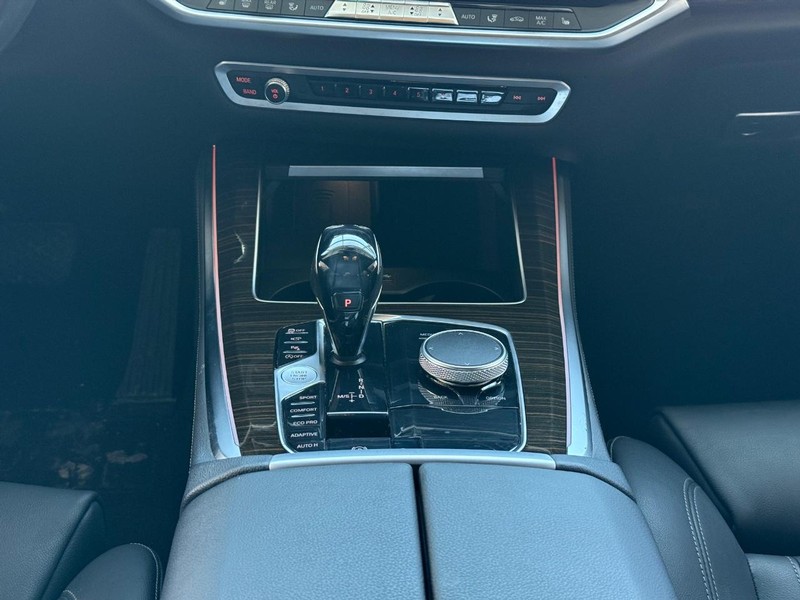 BMW X5 Vehicle Full-screen Gallery Image 11