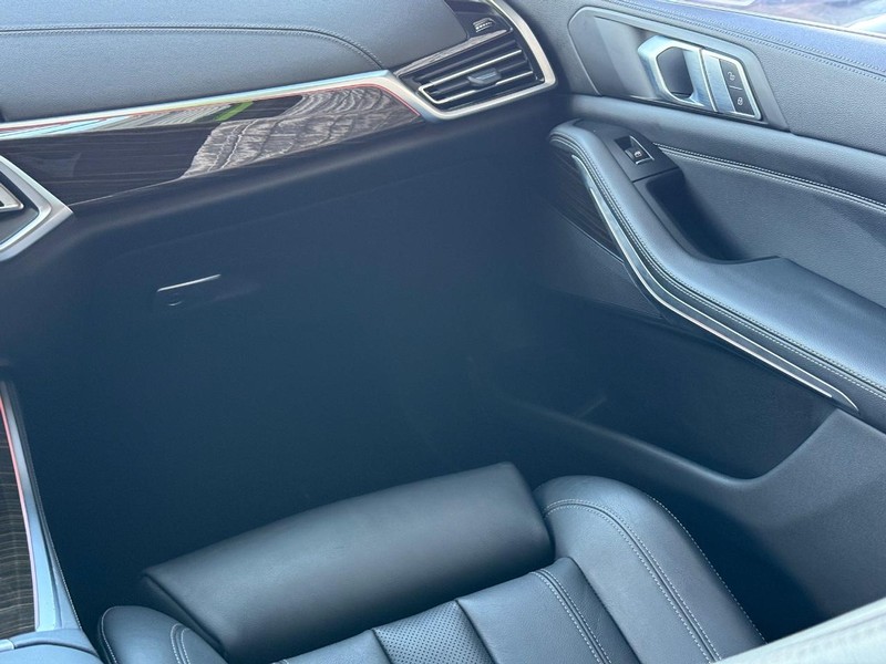 BMW X5 Vehicle Full-screen Gallery Image 13