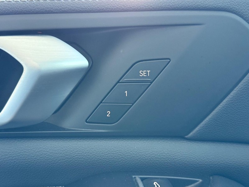 BMW X5 Vehicle Full-screen Gallery Image 14