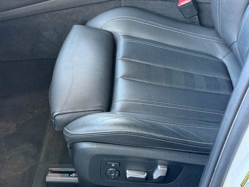 BMW X5 Vehicle Full-screen Gallery Image 22