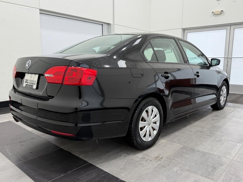 Volkswagen Jetta Sedan Vehicle Full-screen Gallery Image 2