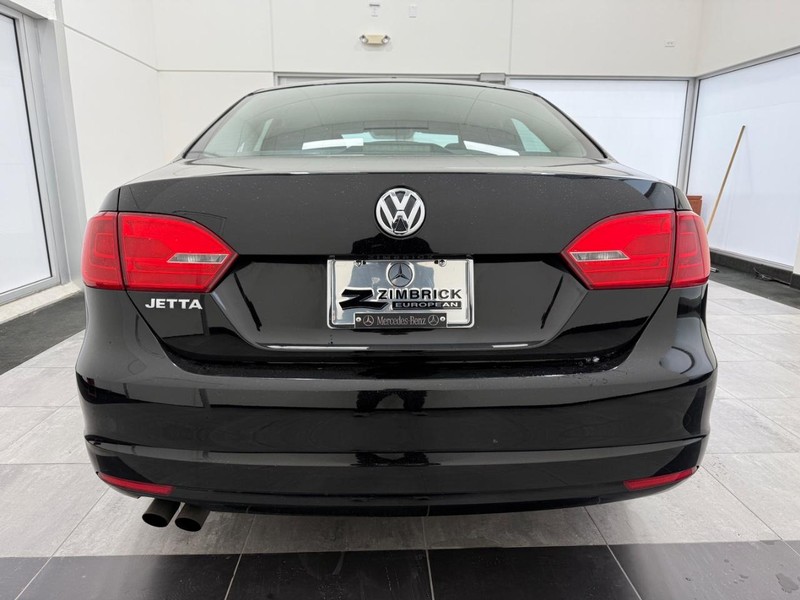 Volkswagen Jetta Sedan Vehicle Full-screen Gallery Image 3
