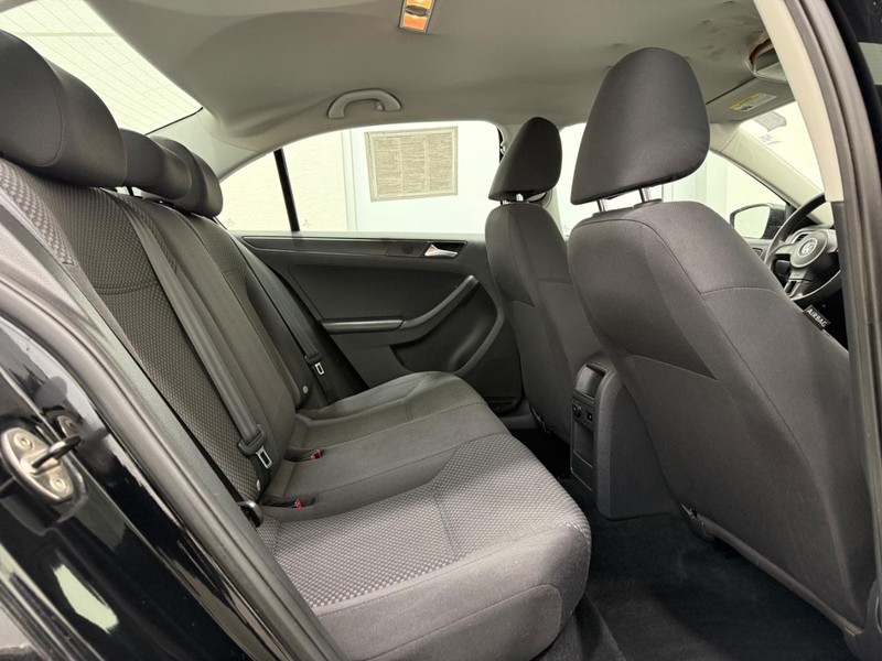 Volkswagen Jetta Sedan Vehicle Full-screen Gallery Image 8