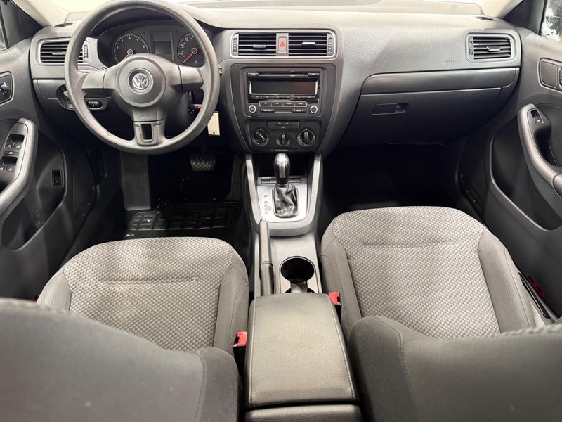 Volkswagen Jetta Sedan Vehicle Full-screen Gallery Image 9