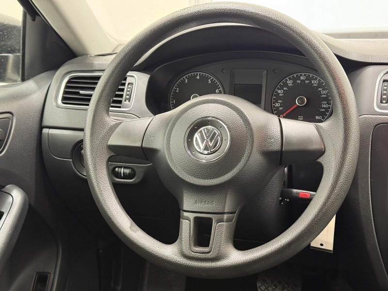 Volkswagen Jetta Sedan Vehicle Full-screen Gallery Image 10