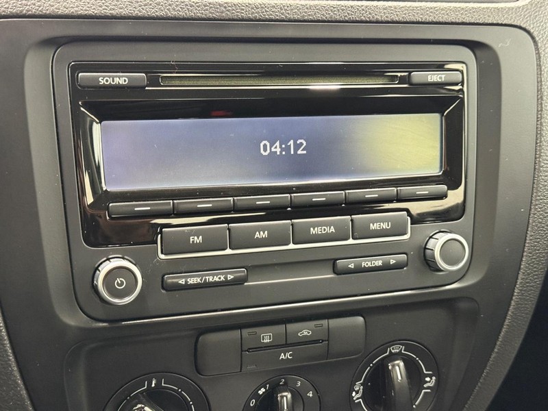 Volkswagen Jetta Sedan Vehicle Full-screen Gallery Image 11