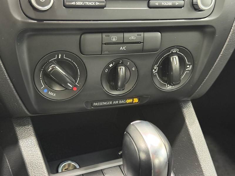 Volkswagen Jetta Sedan Vehicle Full-screen Gallery Image 12