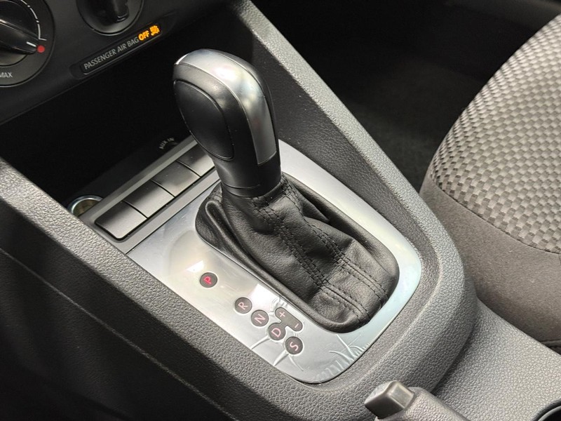 Volkswagen Jetta Sedan Vehicle Full-screen Gallery Image 13