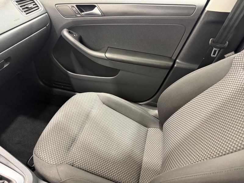 Volkswagen Jetta Sedan Vehicle Full-screen Gallery Image 14