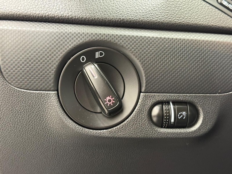 Volkswagen Jetta Sedan Vehicle Full-screen Gallery Image 16