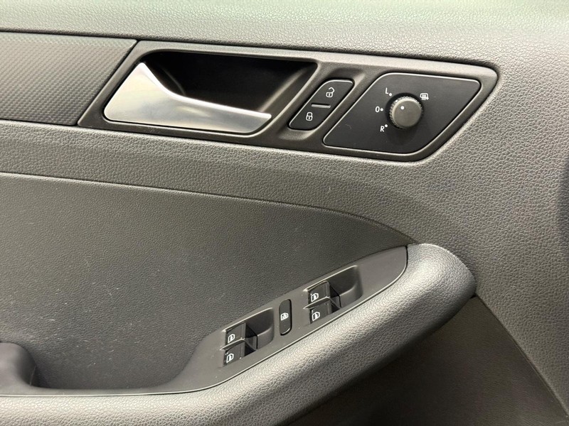 Volkswagen Jetta Sedan Vehicle Full-screen Gallery Image 17