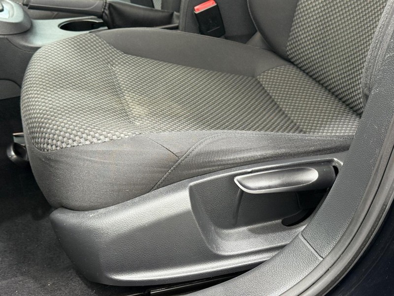 Volkswagen Jetta Sedan Vehicle Full-screen Gallery Image 18