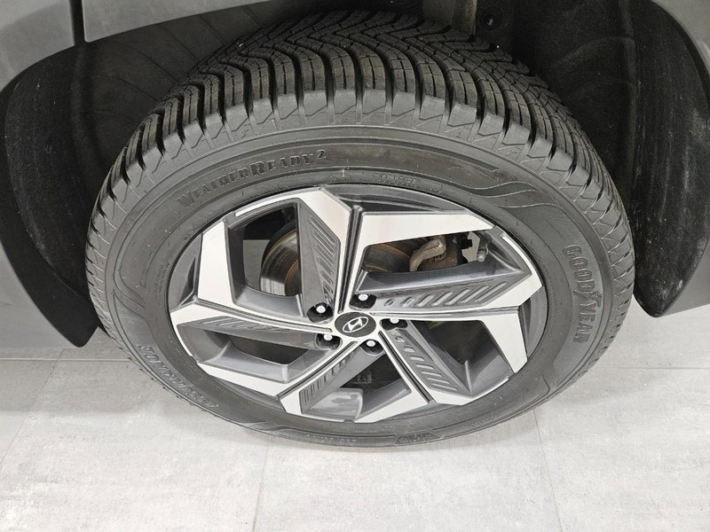 Hyundai Tucson Hybrid Vehicle Full-screen Gallery Image 5