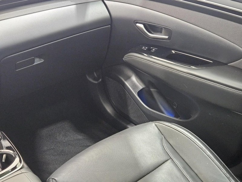 Hyundai Tucson Hybrid Vehicle Full-screen Gallery Image 13