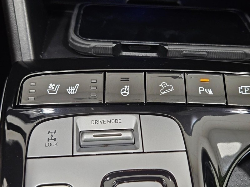 Hyundai Tucson Hybrid Vehicle Full-screen Gallery Image 19