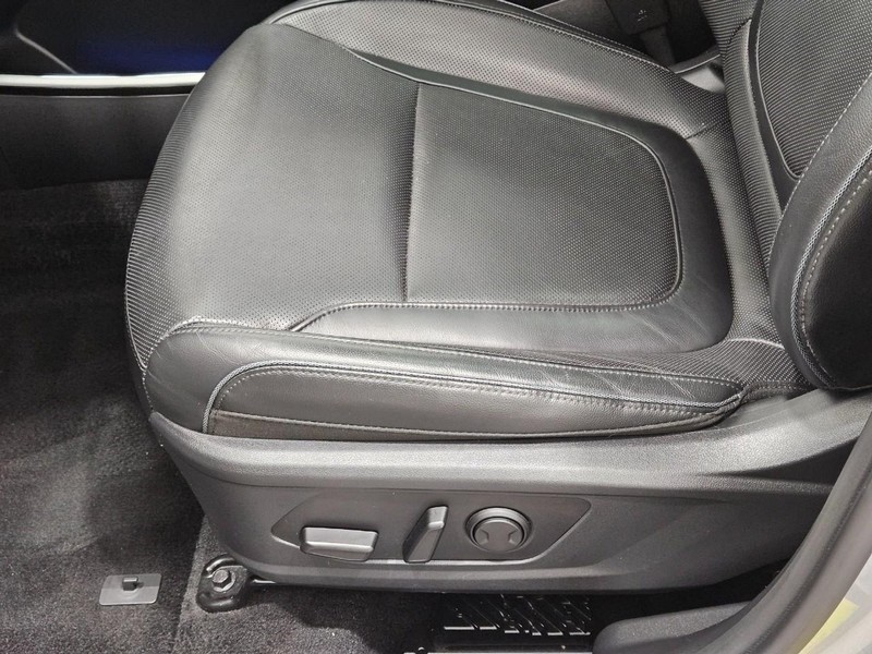 Hyundai Tucson Hybrid Vehicle Full-screen Gallery Image 21