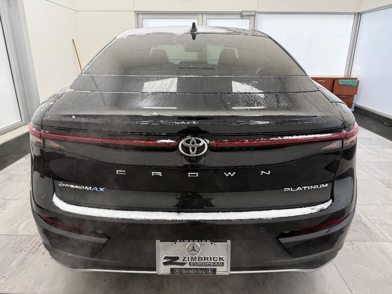 Toyota Crown Vehicle Full-screen Gallery Image 3