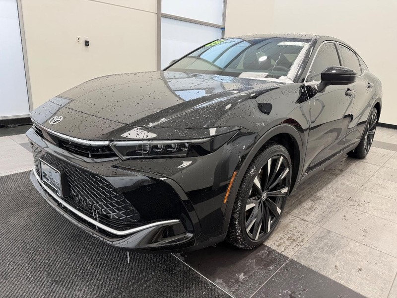 Toyota Crown Vehicle Full-screen Gallery Image 6