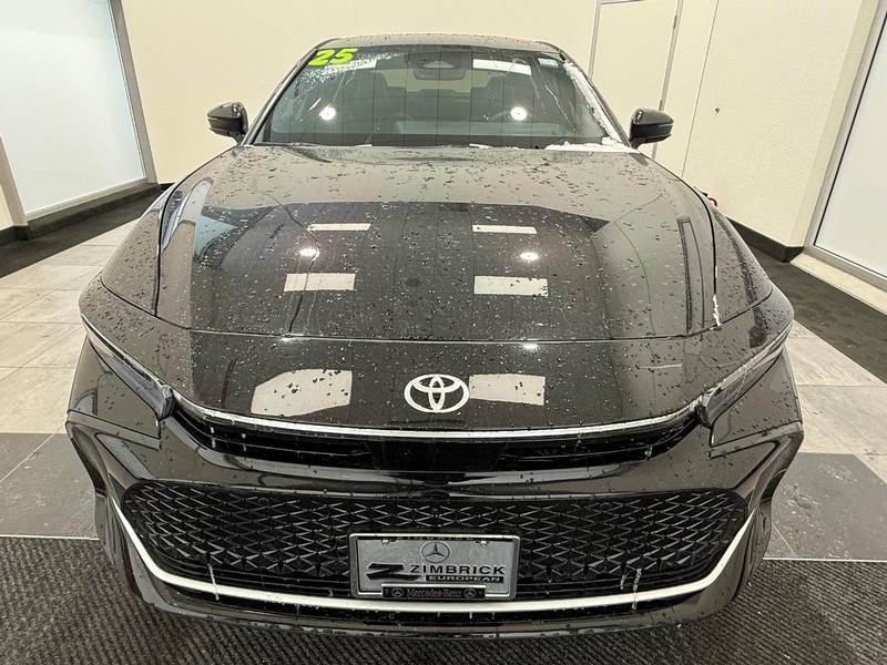 Toyota Crown Vehicle Full-screen Gallery Image 7