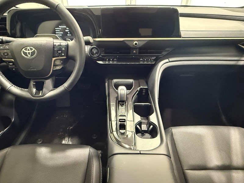 Toyota Crown Vehicle Full-screen Gallery Image 9