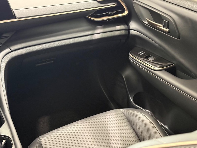 Toyota Crown Vehicle Full-screen Gallery Image 12