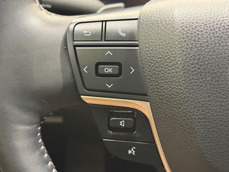 Toyota Crown Vehicle Full-screen Gallery Image 13