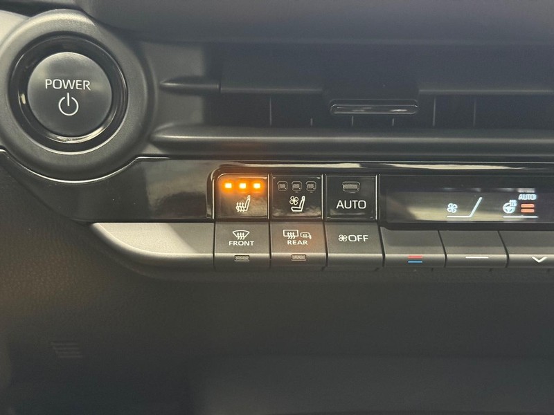 Toyota Crown Vehicle Full-screen Gallery Image 16