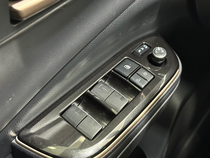 Toyota Crown Vehicle Full-screen Gallery Image 18