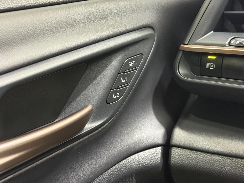 Toyota Crown Vehicle Full-screen Gallery Image 19