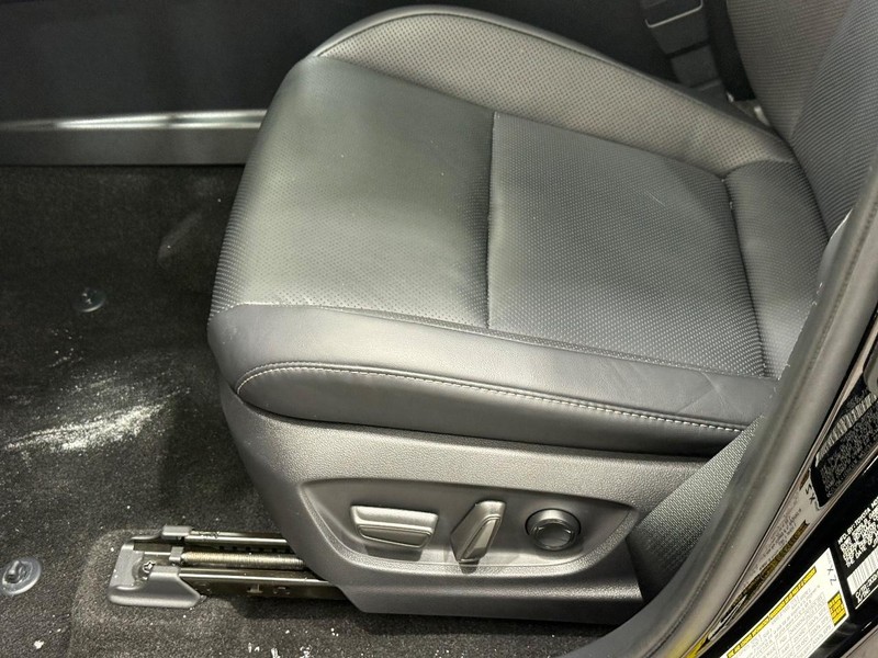 Toyota Crown Vehicle Full-screen Gallery Image 20