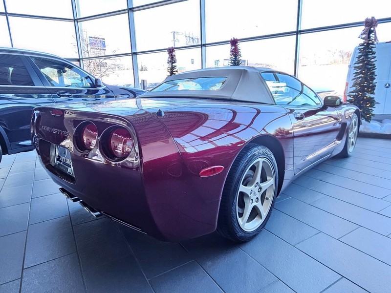 Chevrolet Corvette Vehicle Full-screen Gallery Image 2