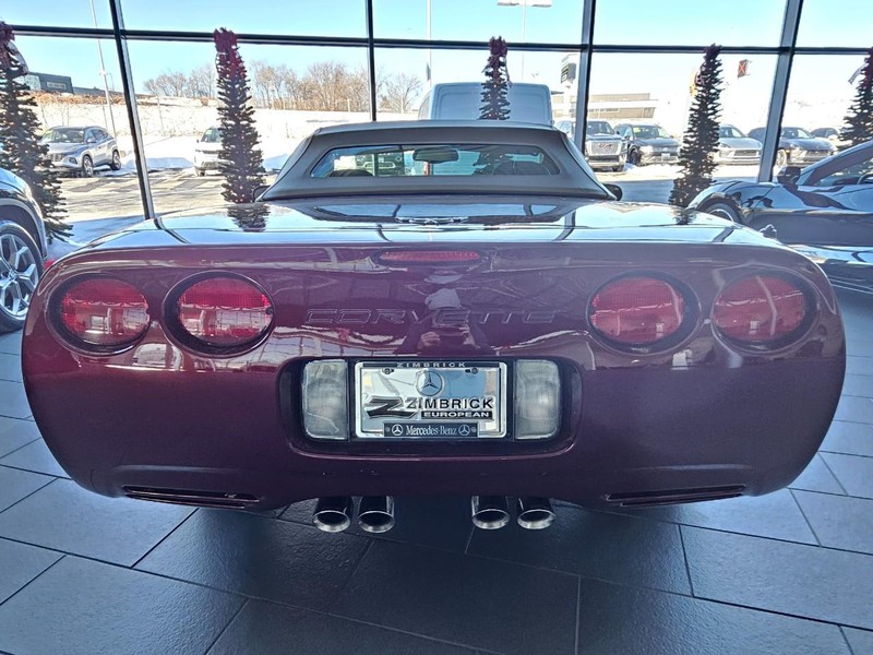 Chevrolet Corvette Vehicle Full-screen Gallery Image 3