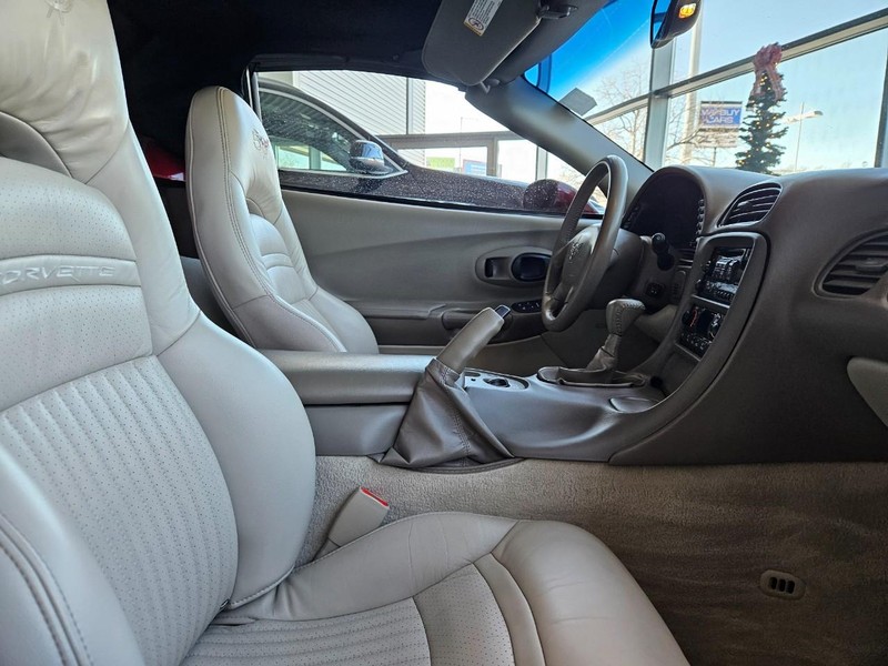 Chevrolet Corvette Vehicle Full-screen Gallery Image 8