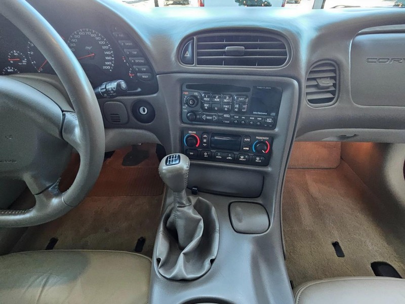 Chevrolet Corvette Vehicle Full-screen Gallery Image 9