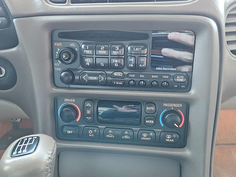 Chevrolet Corvette Vehicle Full-screen Gallery Image 10