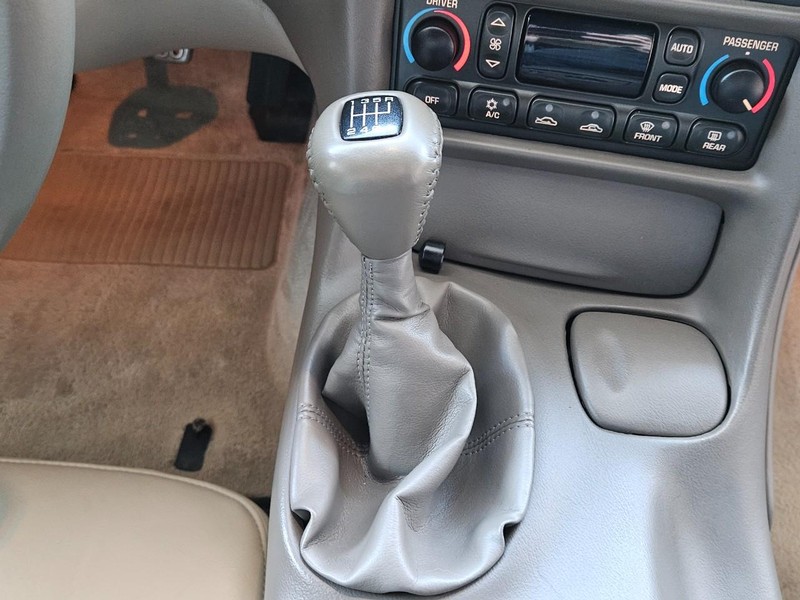 Chevrolet Corvette Vehicle Full-screen Gallery Image 11