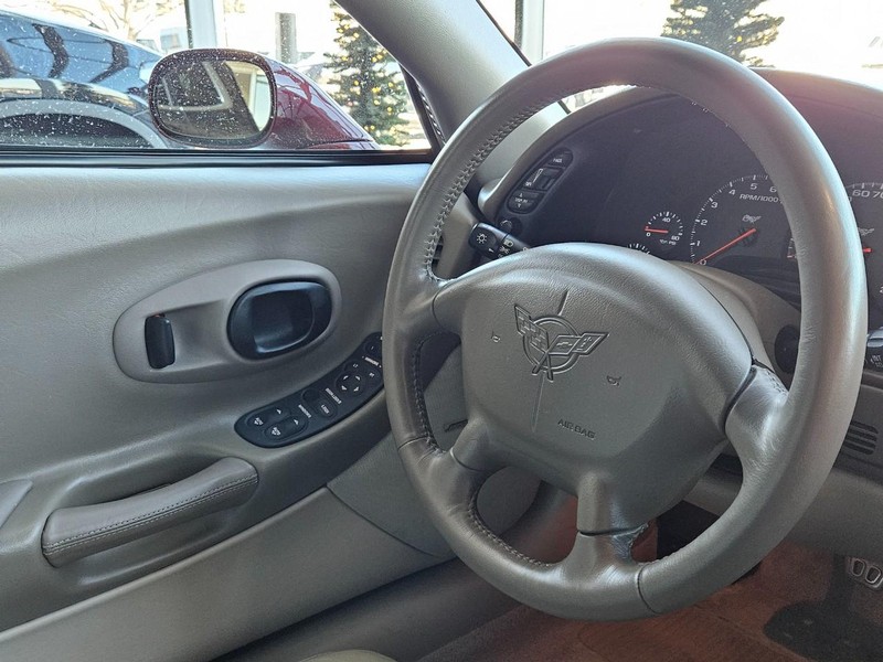 Chevrolet Corvette Vehicle Full-screen Gallery Image 12