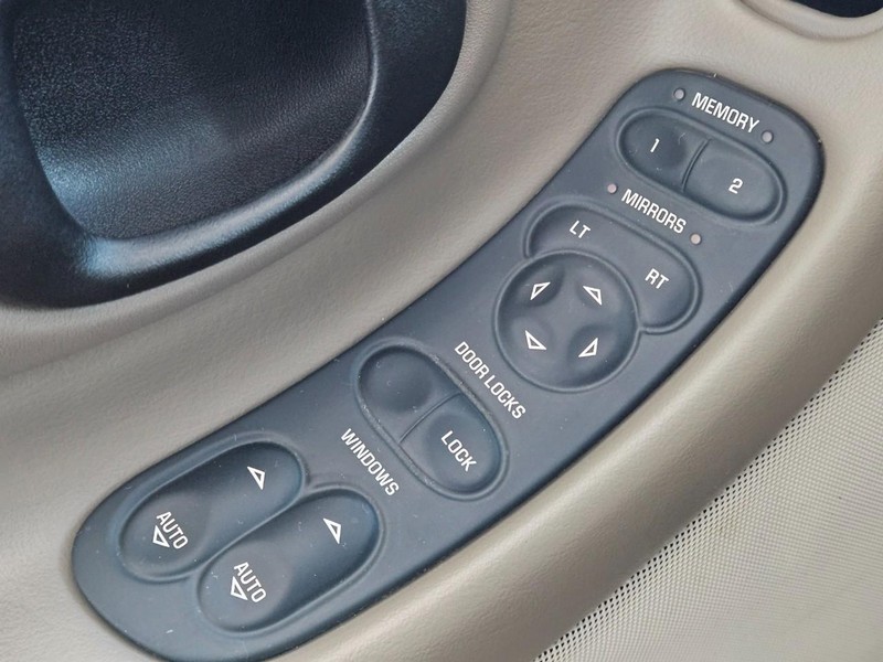 Chevrolet Corvette Vehicle Full-screen Gallery Image 15