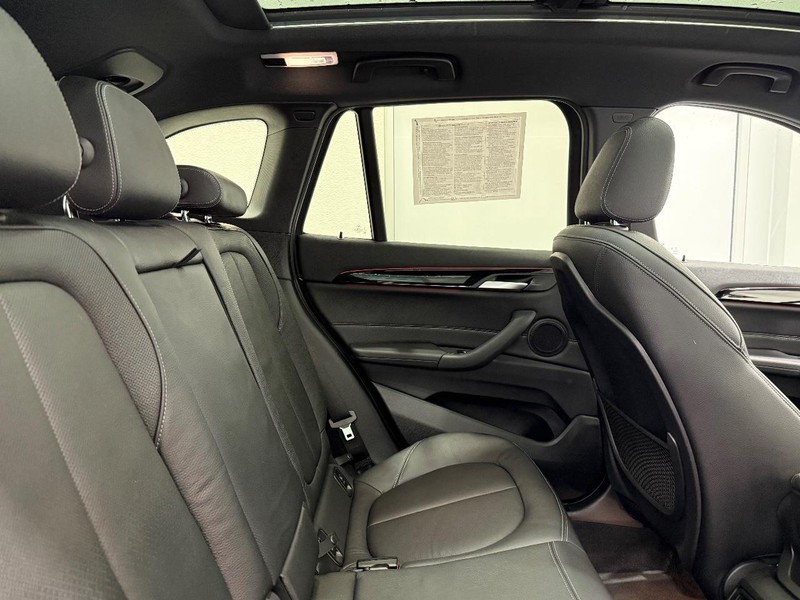 BMW X1 Vehicle Full-screen Gallery Image 08