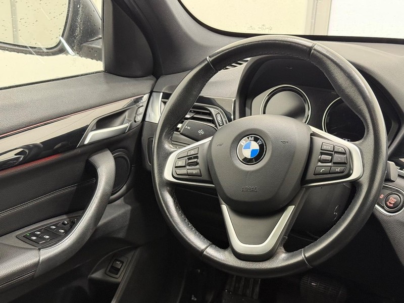 BMW X1 Vehicle Full-screen Gallery Image 12