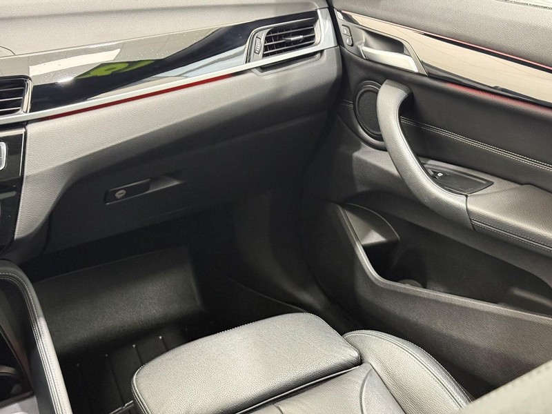 BMW X1 Vehicle Full-screen Gallery Image 13