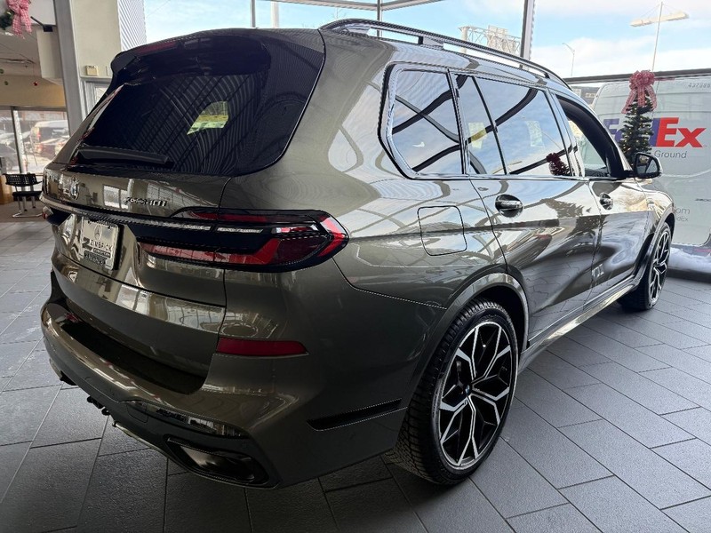 BMW X7 Vehicle Full-screen Gallery Image 02