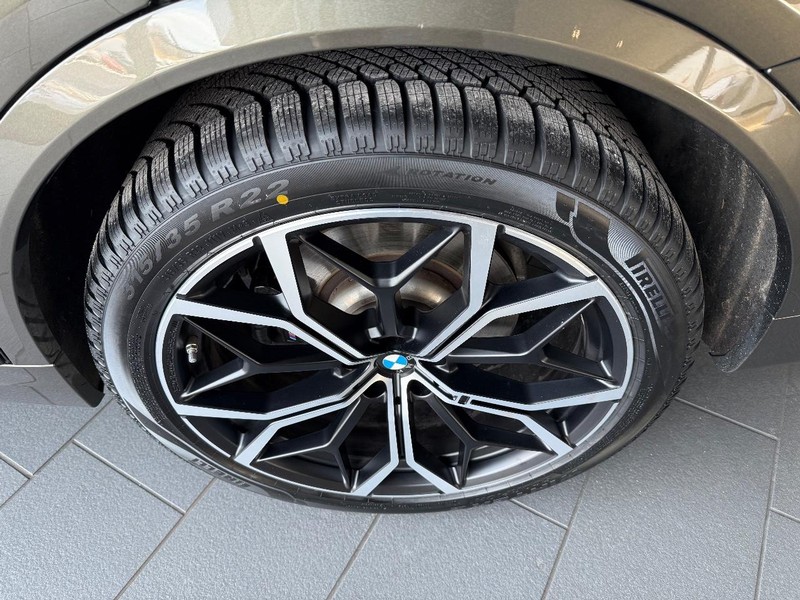 BMW X7 Vehicle Full-screen Gallery Image 05